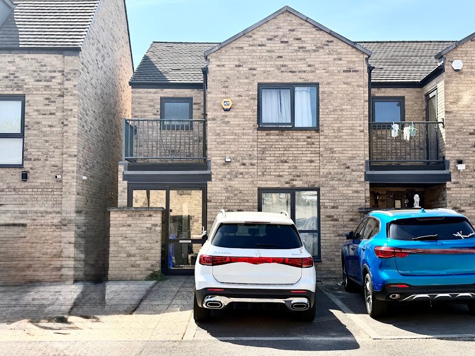 House Sidney Road in Greater London