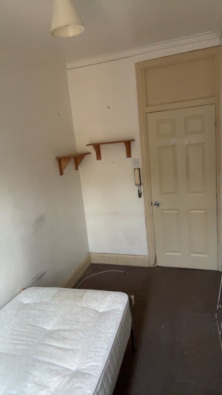 Room Upper Richmond Road West in Greater London