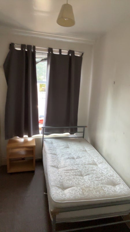 Room Upper Richmond Road West in Greater London