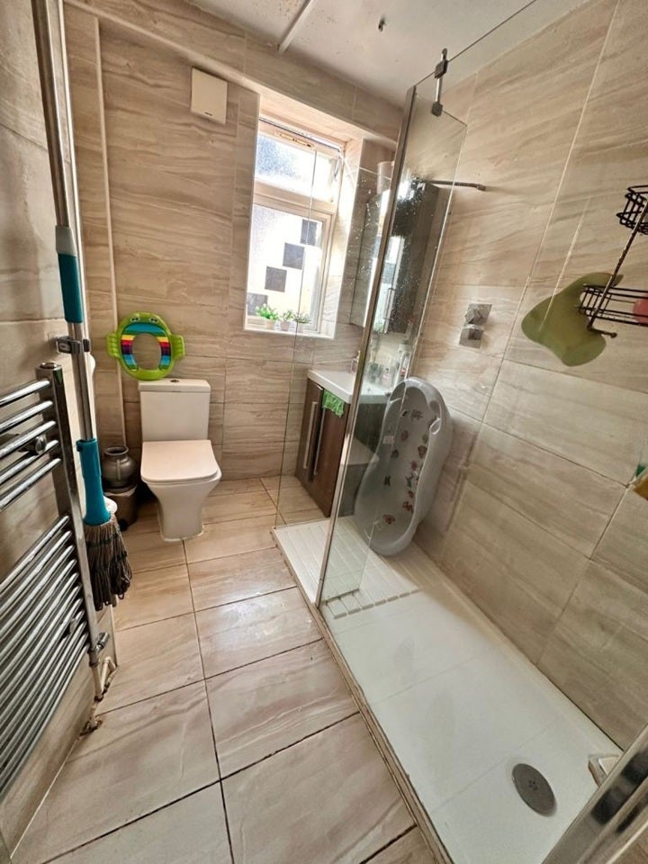 Room Hobart Road in Greater London