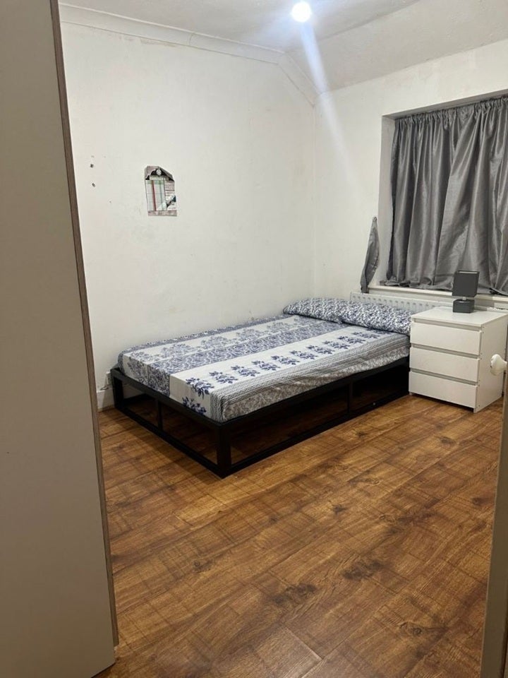 Room Hobart Road in Greater London