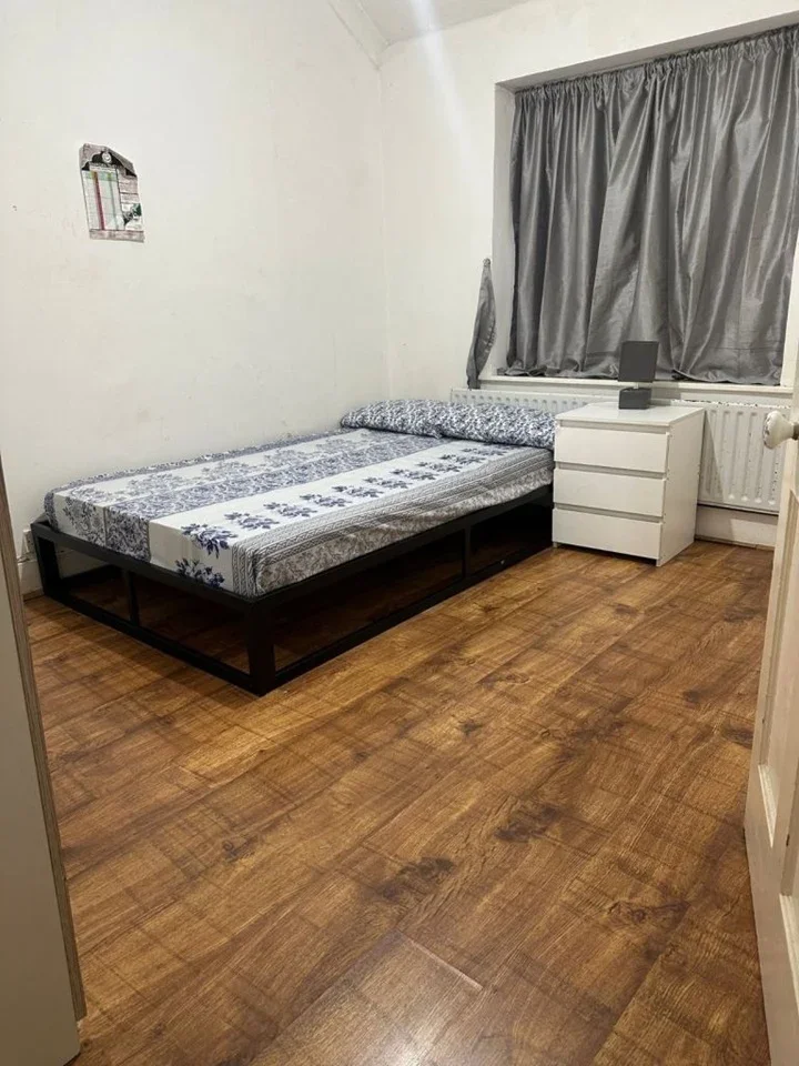 Room Hobart Road in Greater London