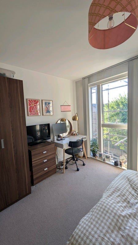 Room Laburnum Street in Greater London