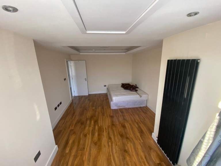 Flat Kenton Road in Greater London
