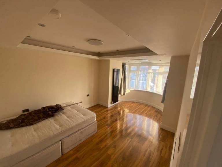 Flat Kenton Road in Greater London