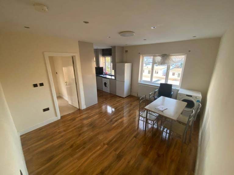 Flat Kenton Road in Greater London
