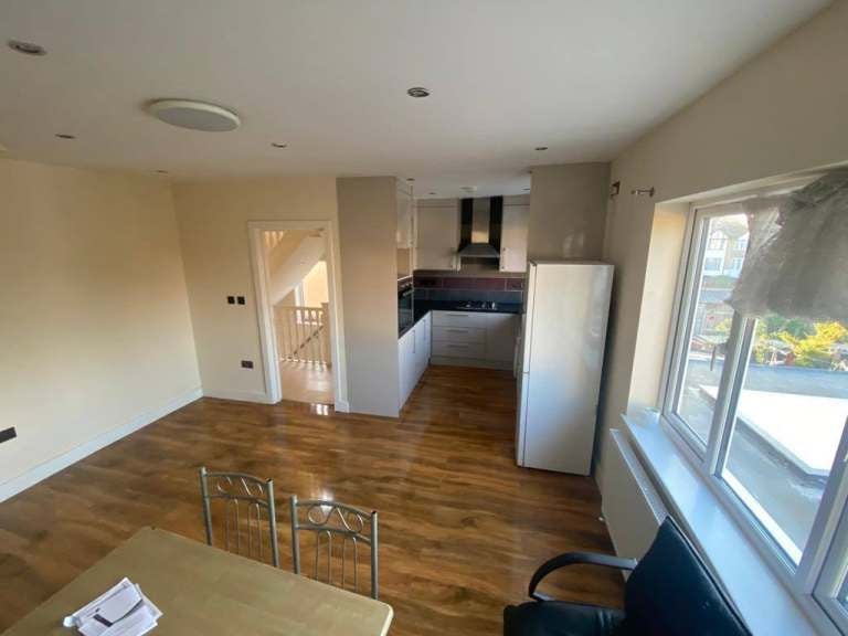 Flat Kenton Road in Greater London