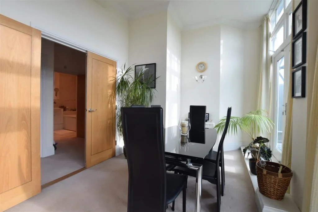 Flat Elizabeth Drive in Reigate and Banstead