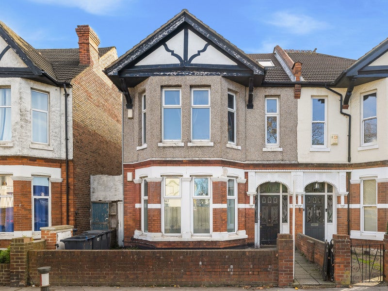 Flat Beulah Hill in Greater London