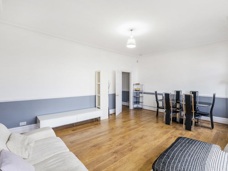 Flat Beulah Hill in Greater London