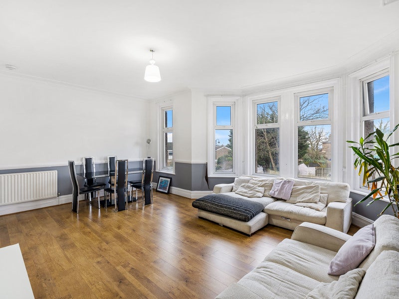 Flat Beulah Hill in Greater London