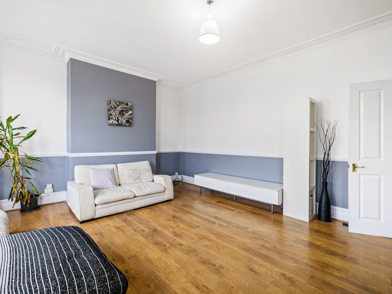 Flat Beulah Hill in Greater London