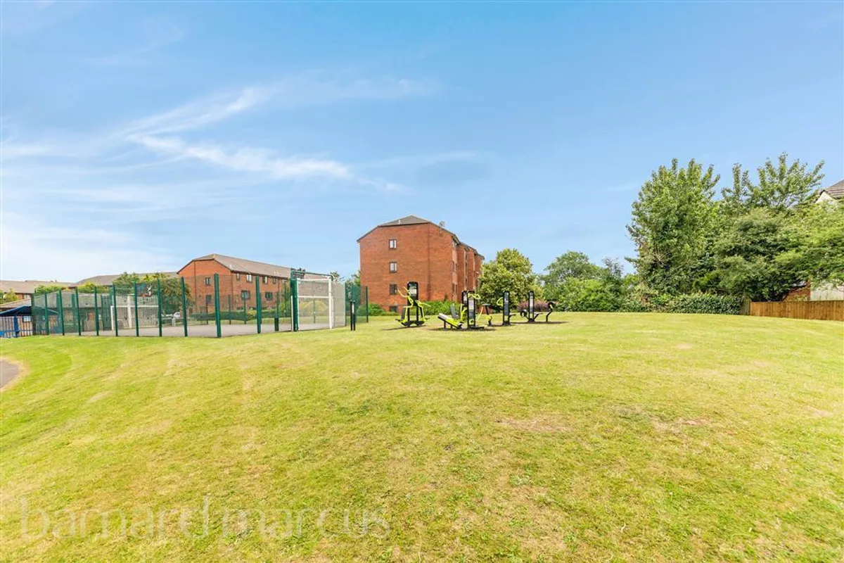 Flat Cotton Avenue in Greater London