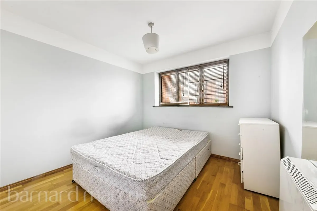 Flat Cotton Avenue in Greater London