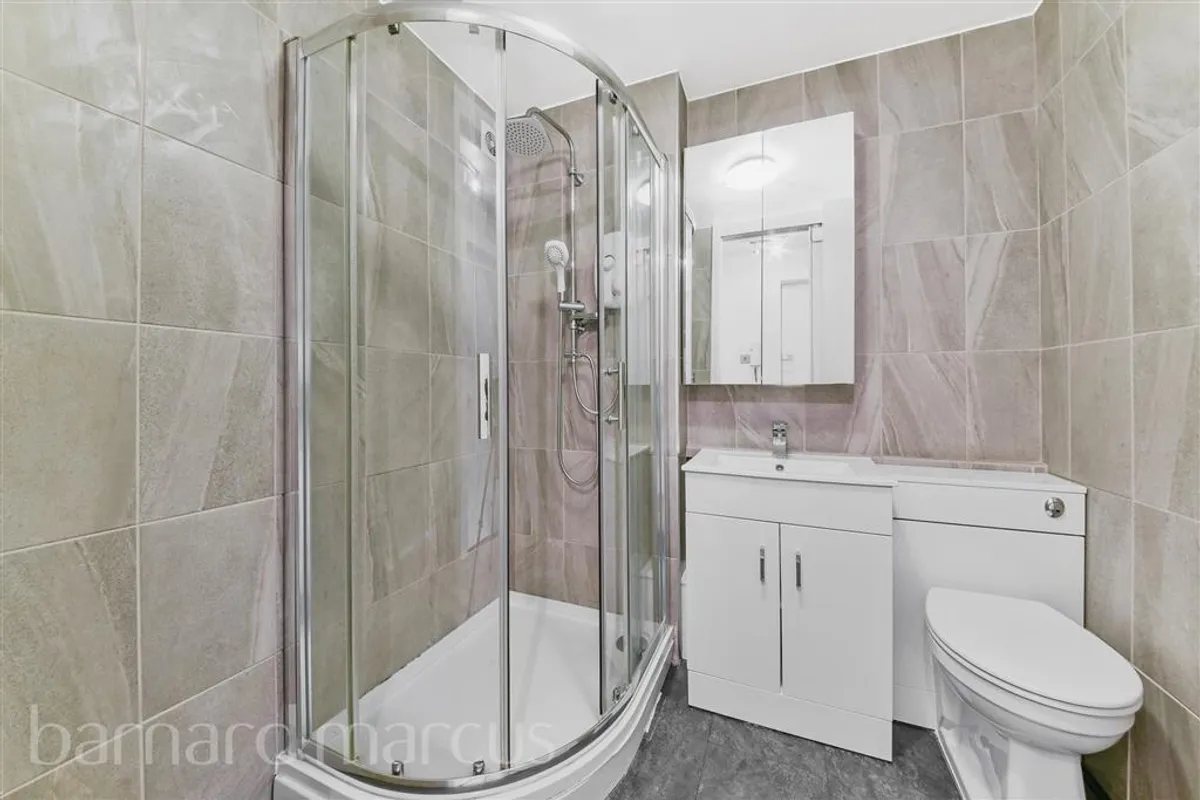 Flat Cotton Avenue in Greater London