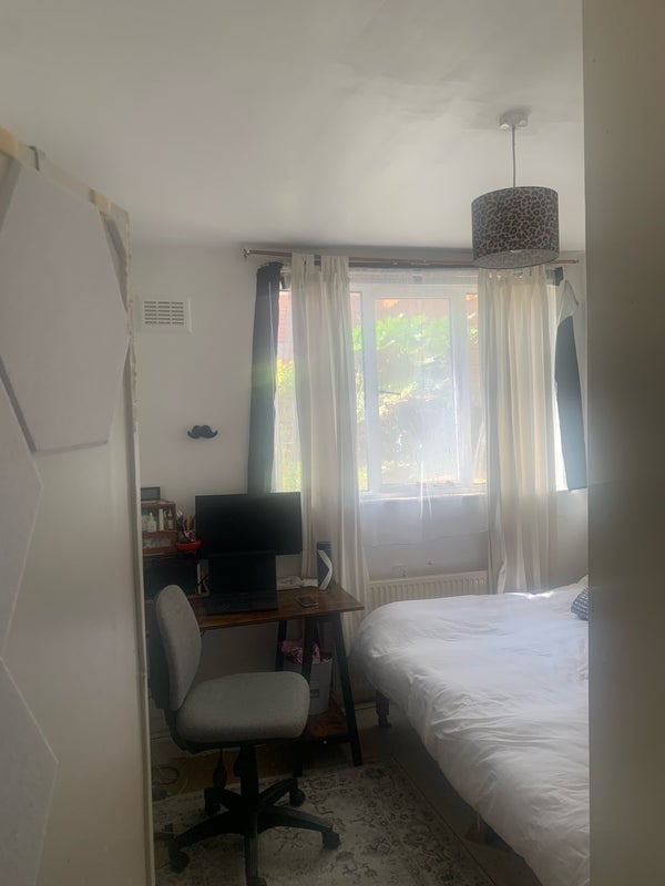 Room Kentish Town Road in Greater London