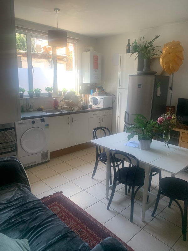 Room Kentish Town Road in Greater London