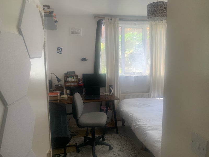 Room Kentish Town Road in Greater London