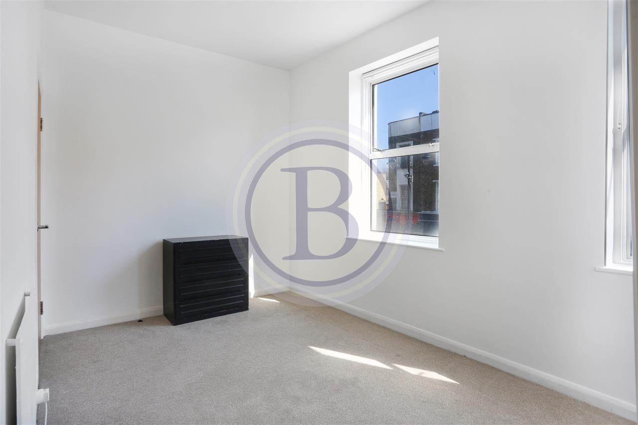 Flat Ashdown Crescent in Greater London