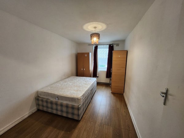 Flat Armfield Crescent in London