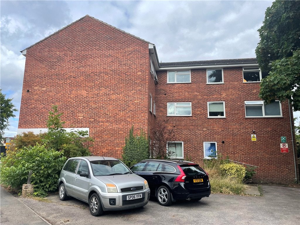 Flat St Jude's Road in Borough of Runnymede