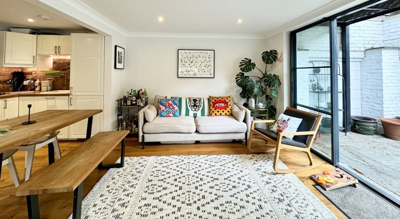 Flat Mortimer Road in Greater London