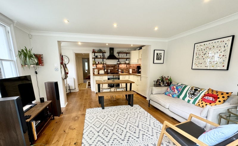 Flat Mortimer Road in Greater London