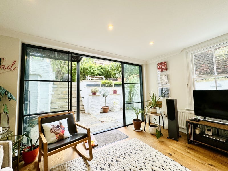 Flat Mortimer Road in Greater London