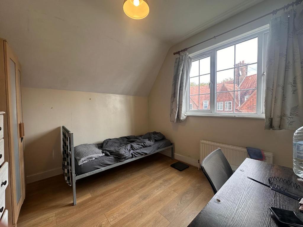 Room Fitzneal Street in Greater London