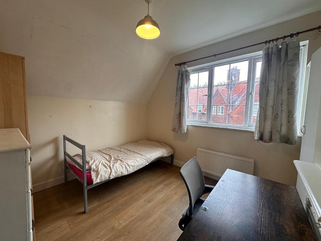 Room Fitzneal Street in Greater London