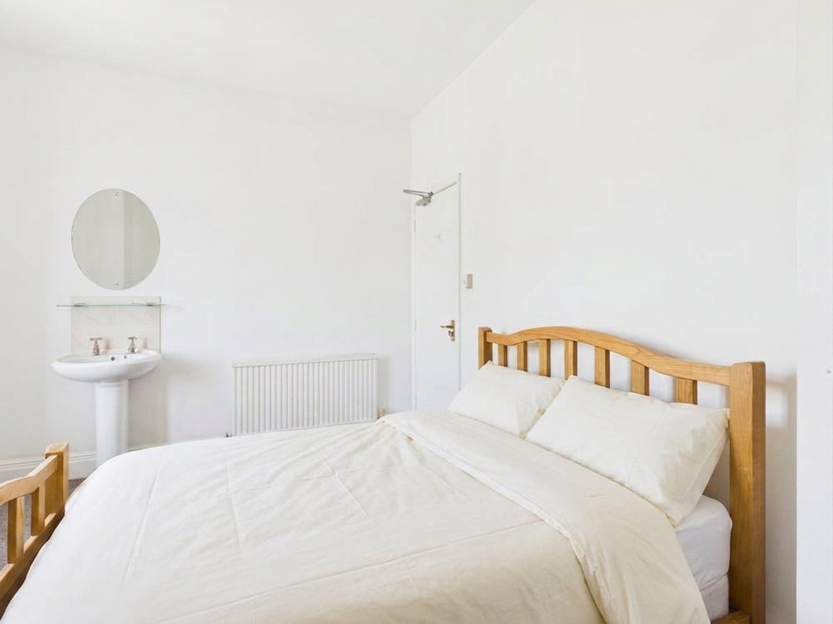 Room Lysons Avenue in Gloucester