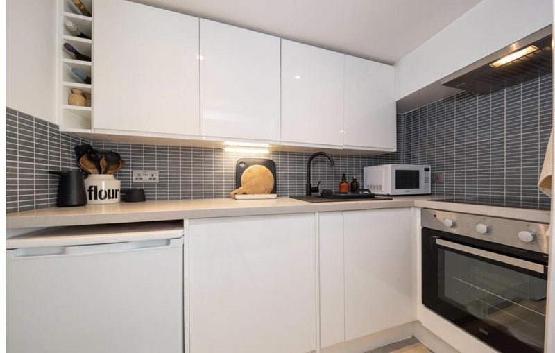 Flat Montague Road in Greater London