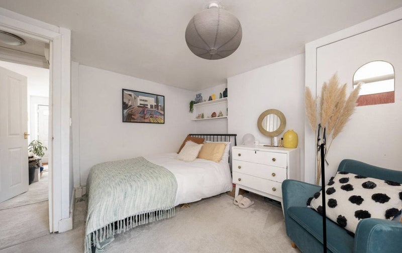 Flat Montague Road in Greater London