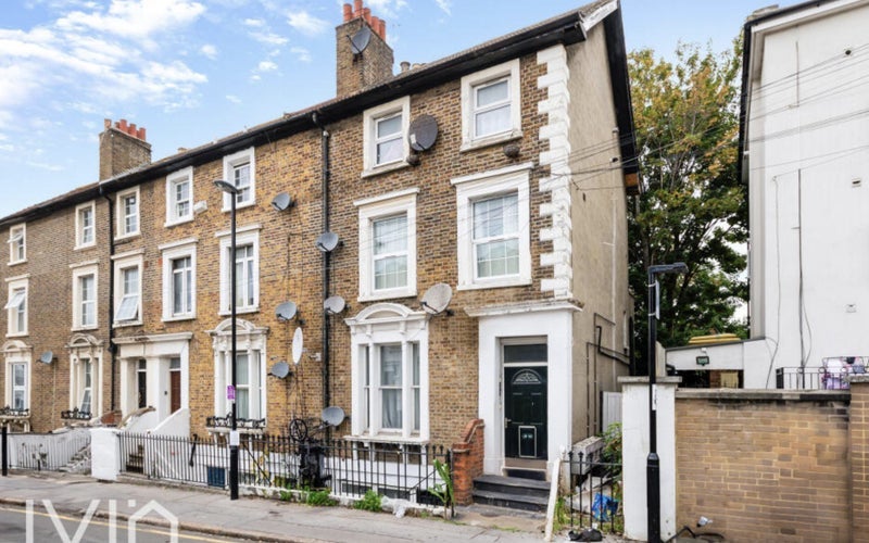 Flat Montague Road in Greater London