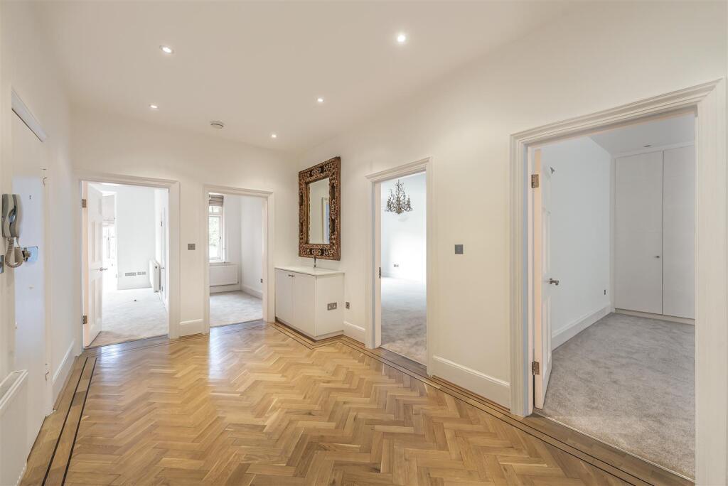 Flat Bracknell Gardens in London