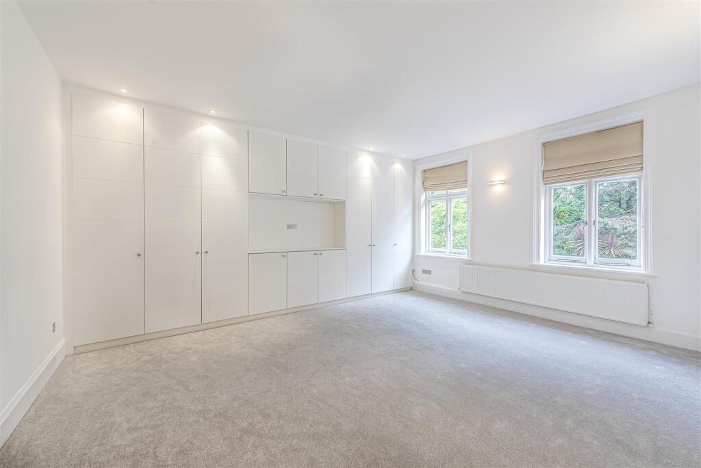 Flat Bracknell Gardens in London