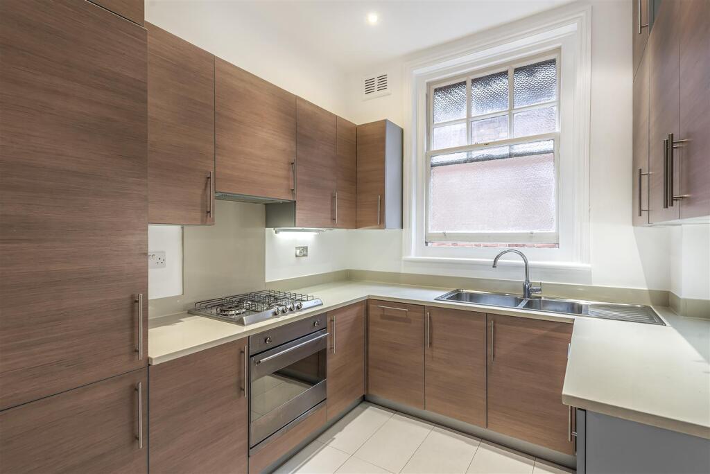 Flat Bracknell Gardens in London