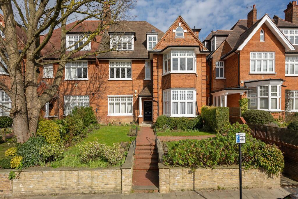Flat Bracknell Gardens in London
