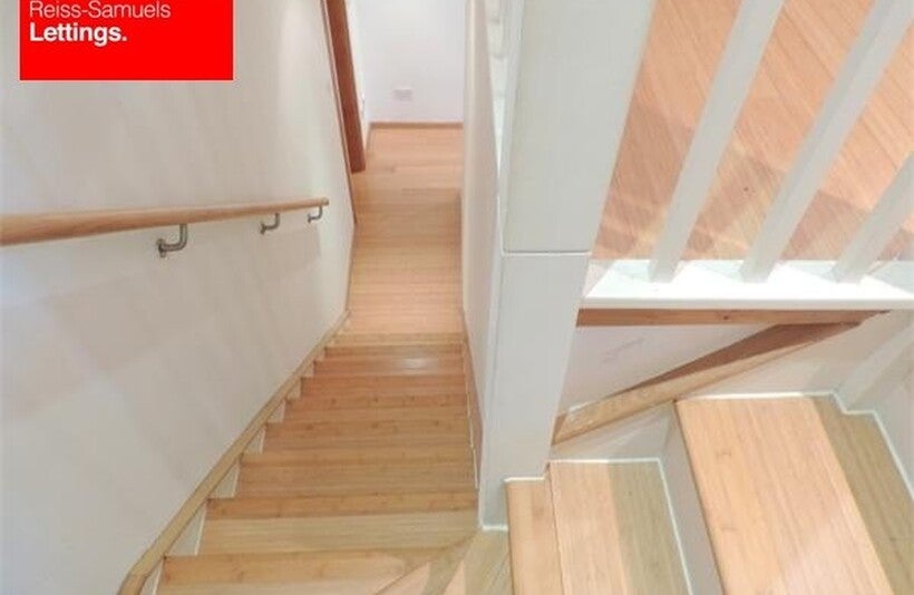 Flat Westferry Road in Greater London