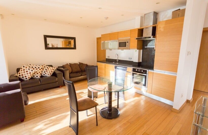Flat Westferry Road in Greater London