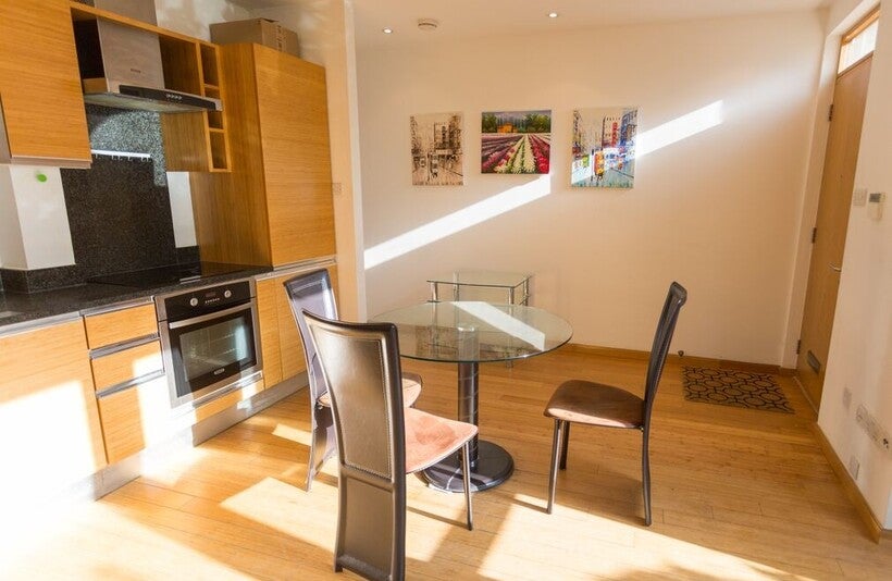 Flat Westferry Road in Greater London