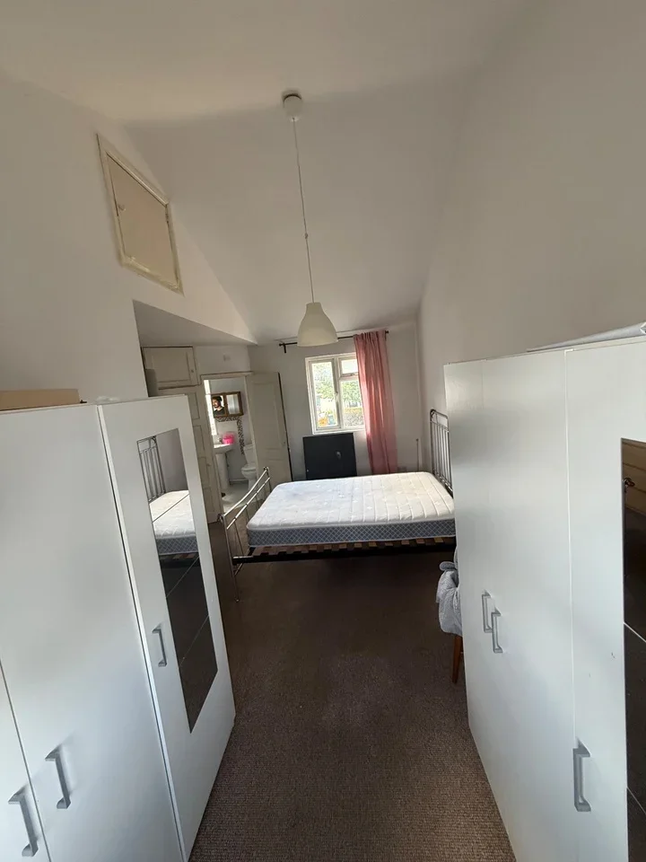 Room Wallcote Avenue in Greater London