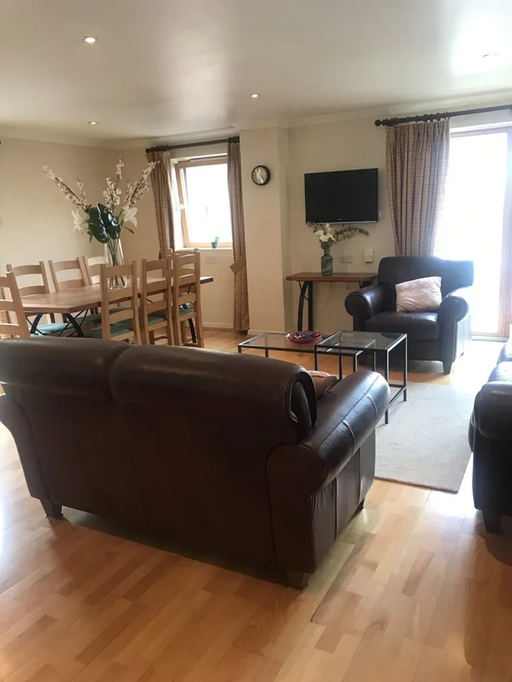 Flat Meridian Place in Greater London