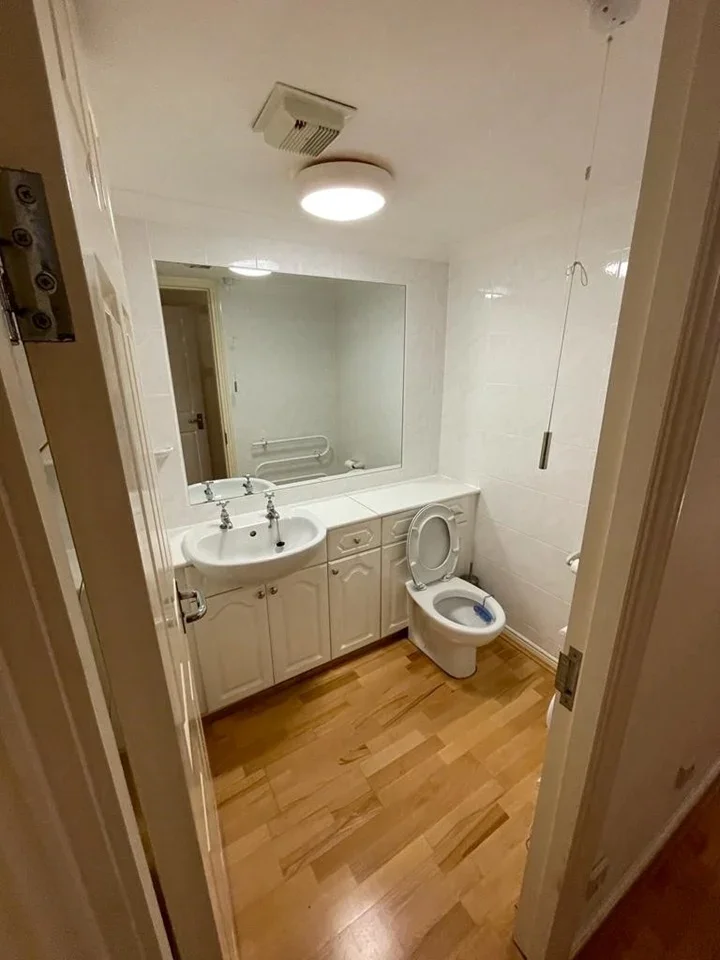 Flat Meridian Place in Greater London