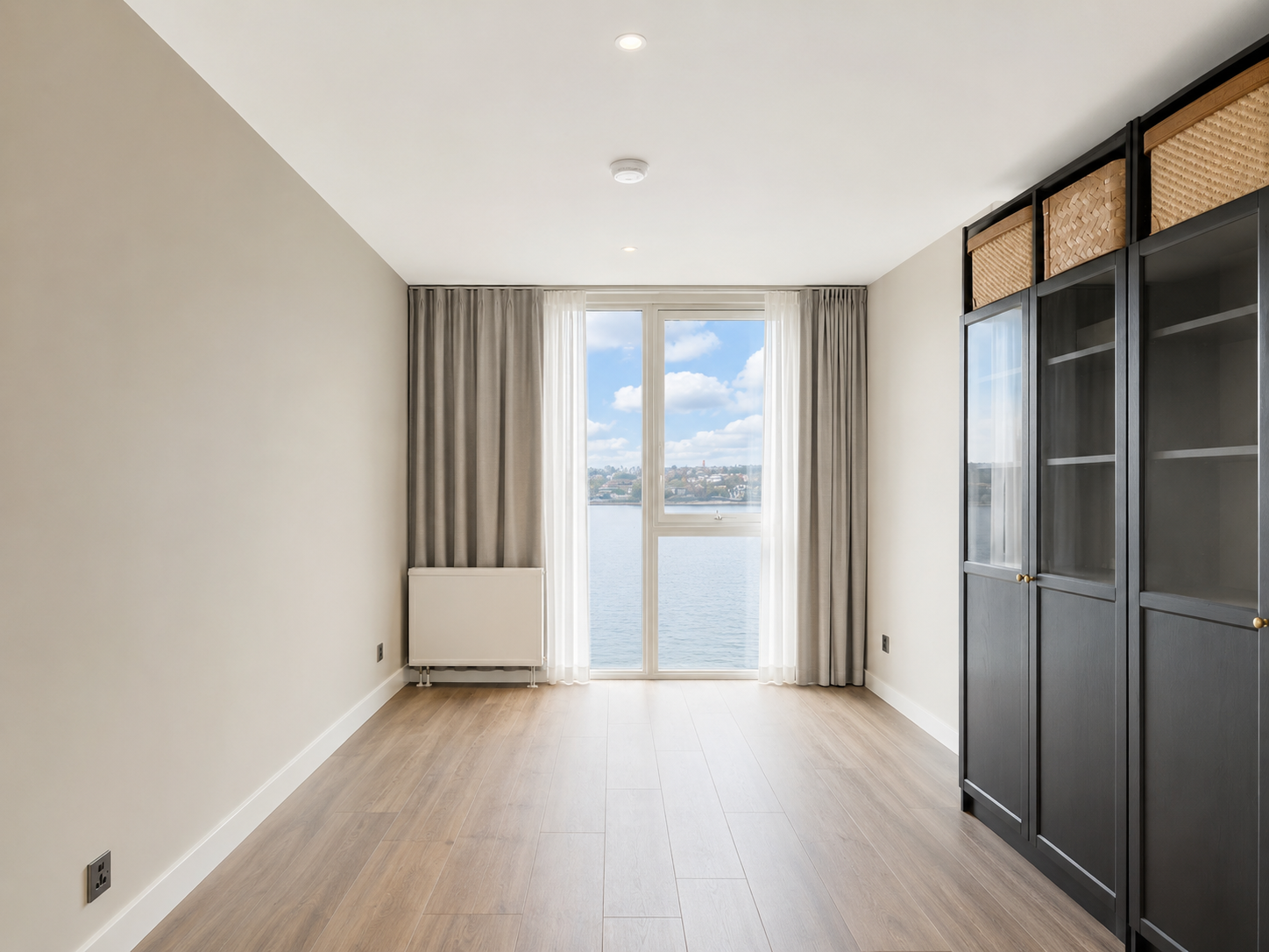 Flat Royal Crest Avenue in Greater London