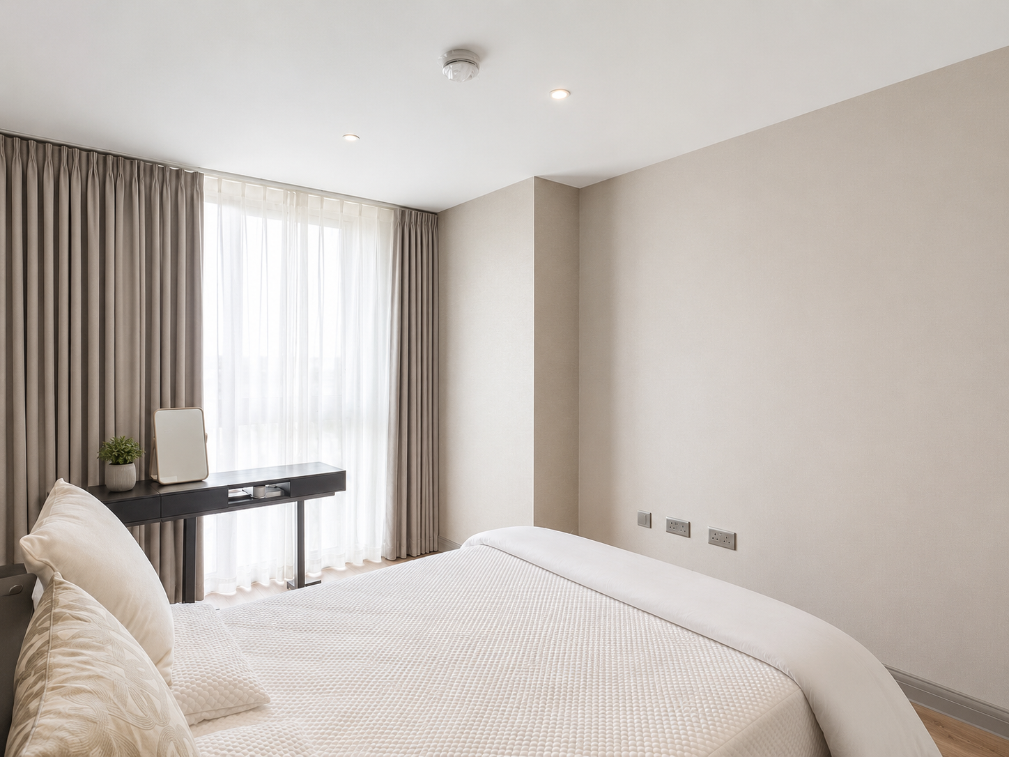 Flat Royal Crest Avenue in Greater London