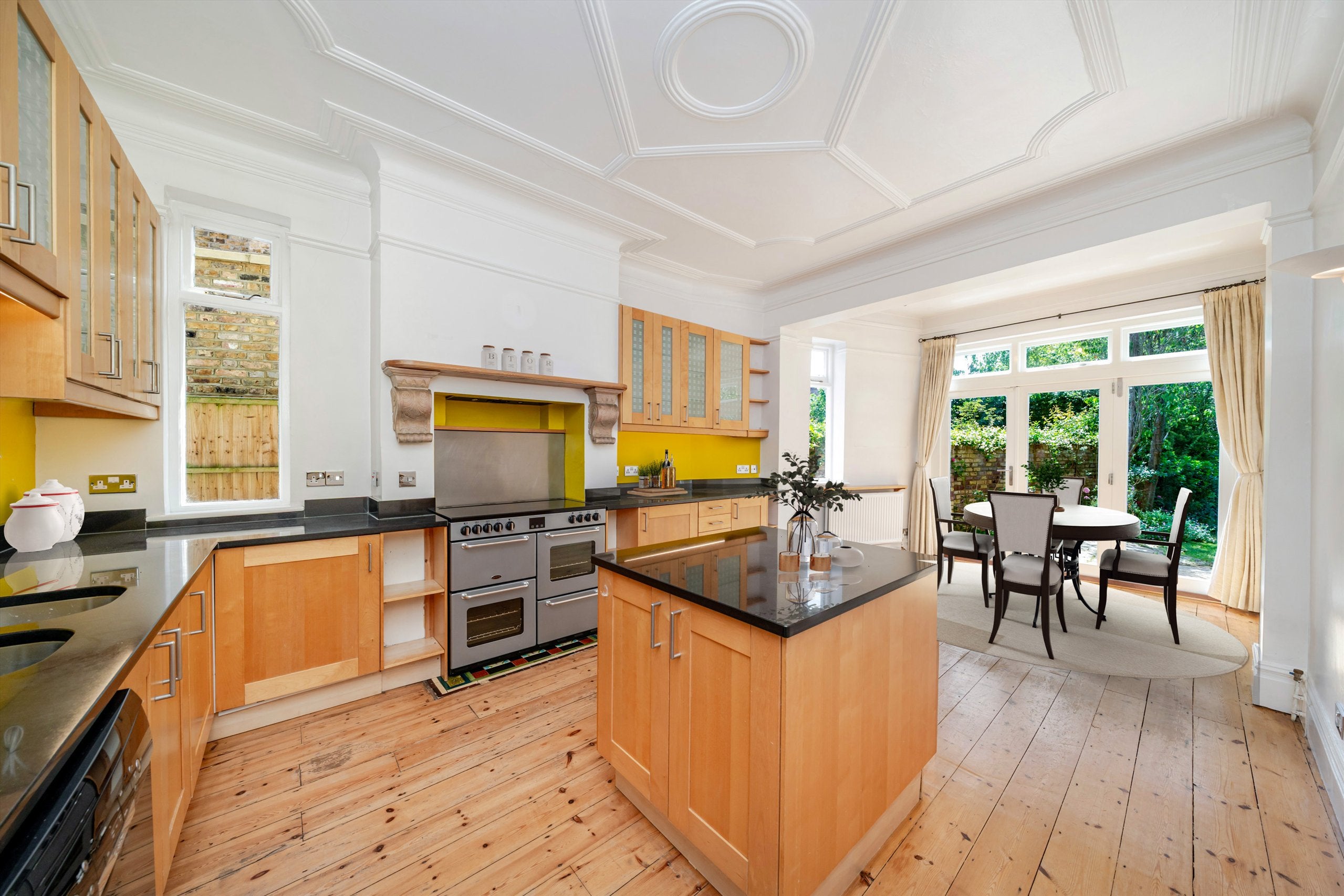 House The Crescent in Greater London