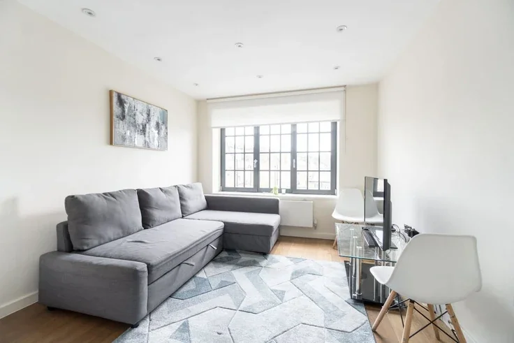 Flat Keystone Crescent in Greater London