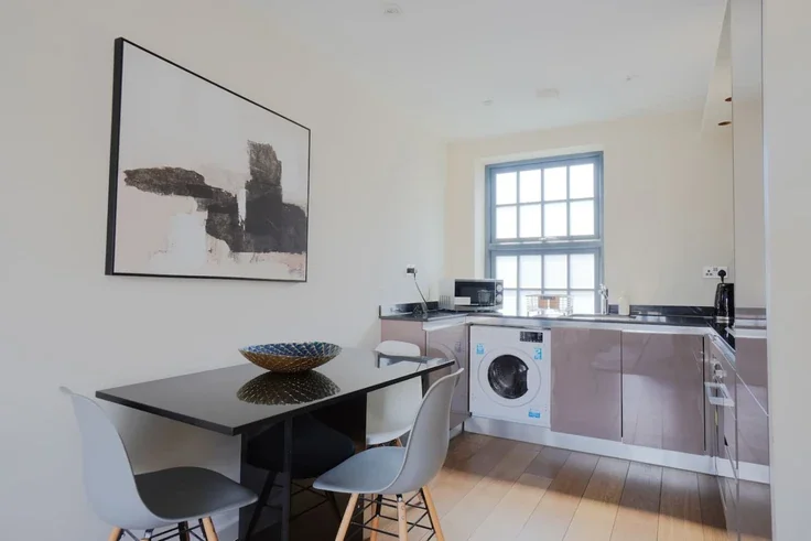 Flat Keystone Crescent in Greater London