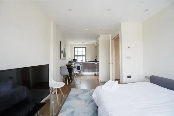 Flat Keystone Crescent in Greater London